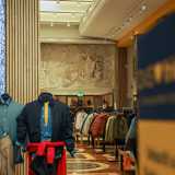 Qui, infatti, all�interno della catena di abbigliamento �Ovs�, tra pantaloni, giacche e magliette, si staglia imperioso un enorme bassorilievo dell�artista salentino Francesco Barbieri